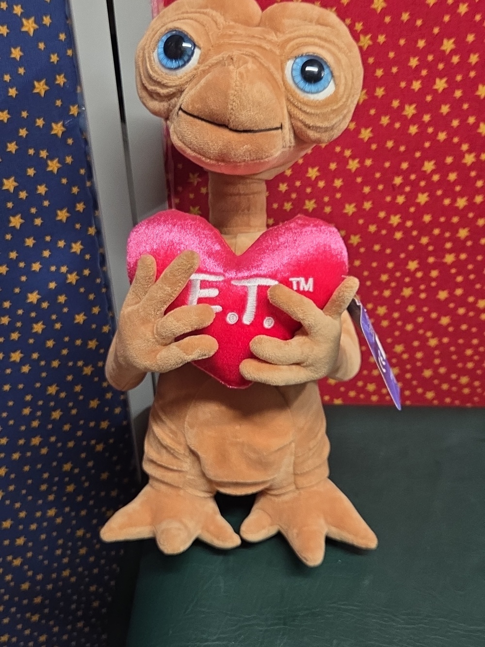 **E.T. Plush Toy Holding Red Heart - Universal Studios Tag** - Picture 2 of 13
